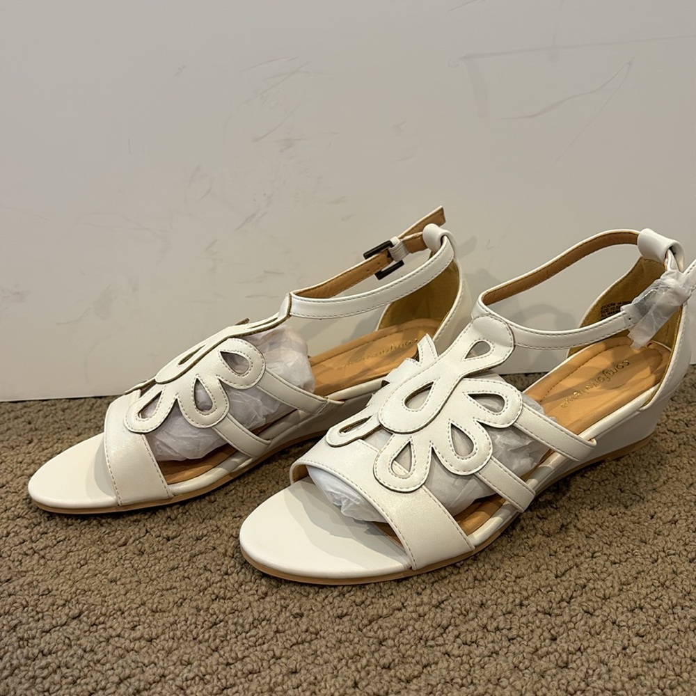NWT Comfortview White Small Heel Sandal Size 10 1/2M